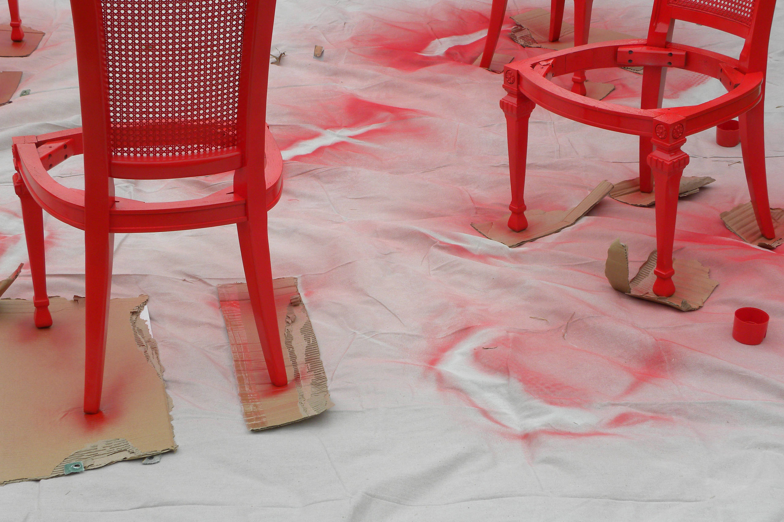 DIY: Переделка старых стульев с помощью краски, ткани и... чая!