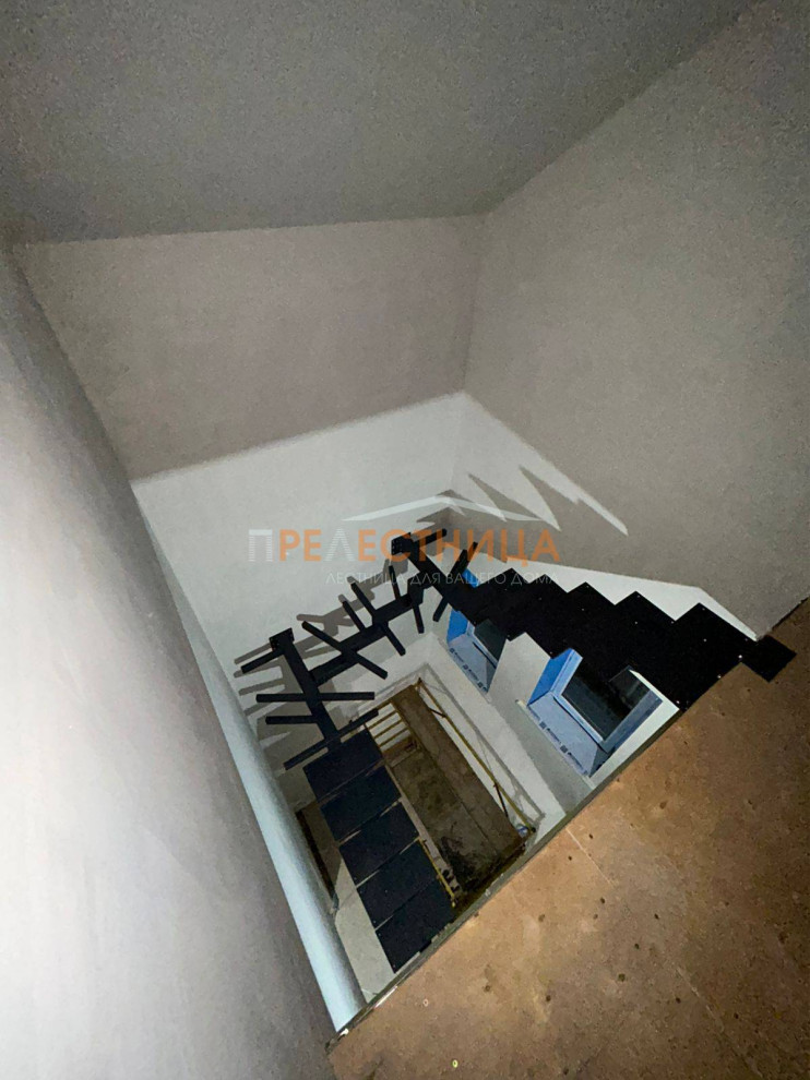 Металлический каркас открытого типа со второго на третий этаж