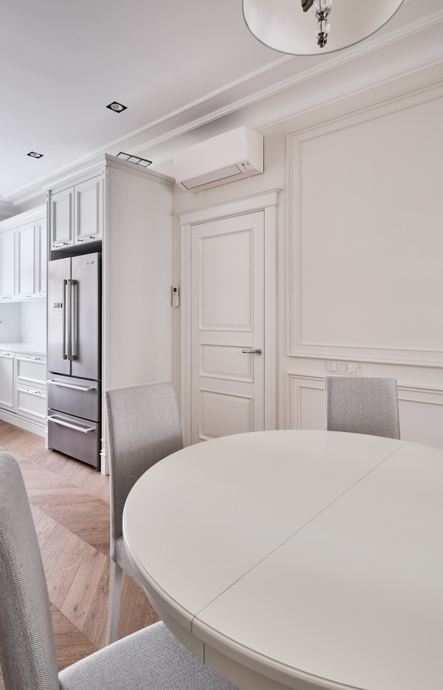 Белый Леон в светлом интерьере