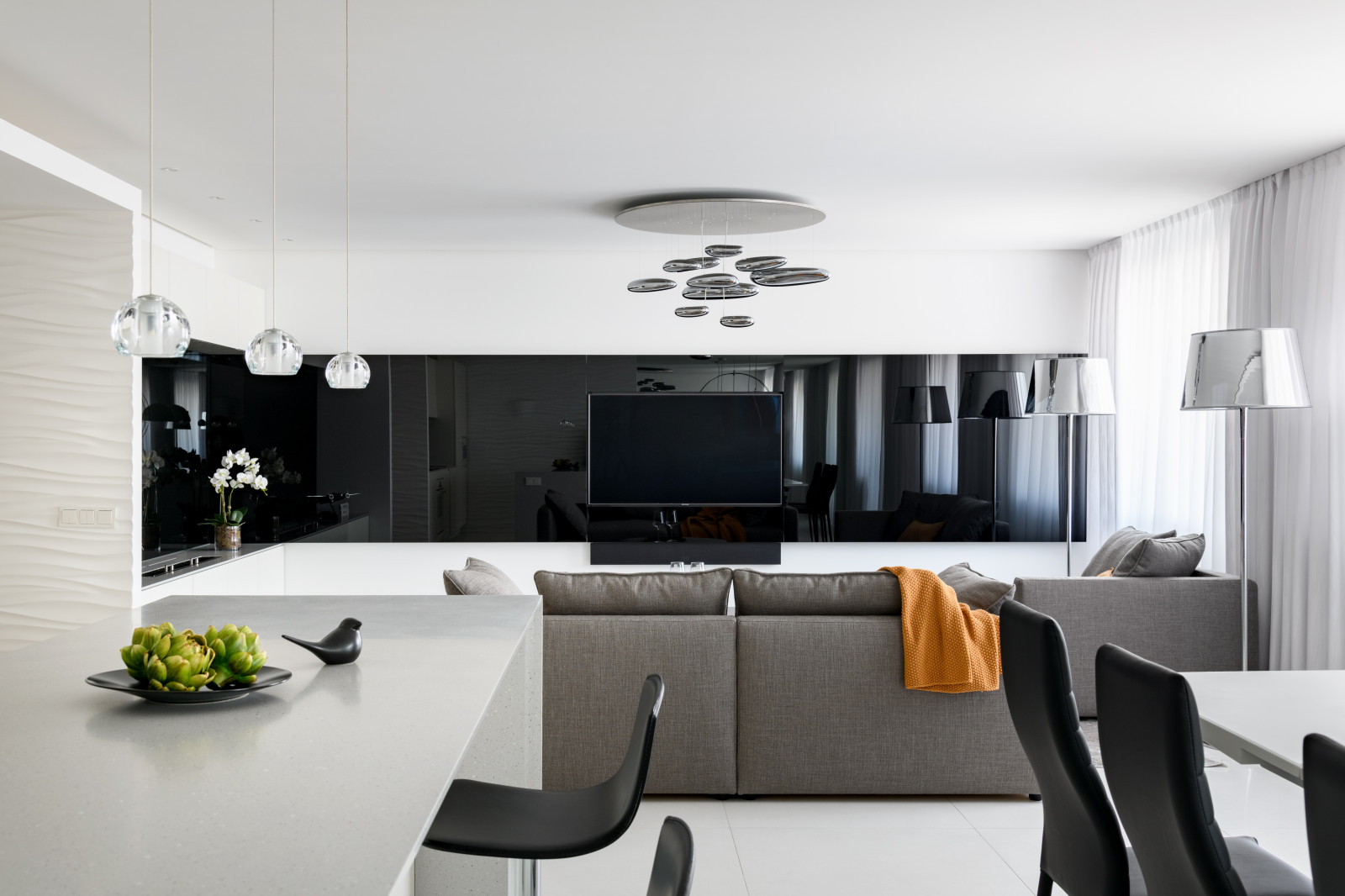 Стильная черно-белая квартира в Новосибирске