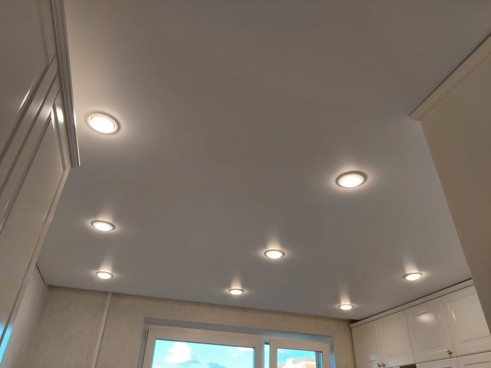 Теневой натяжной потолок