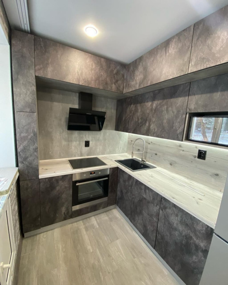 Встроенная черная угловая кухня в стиле лофт с бутылочницей