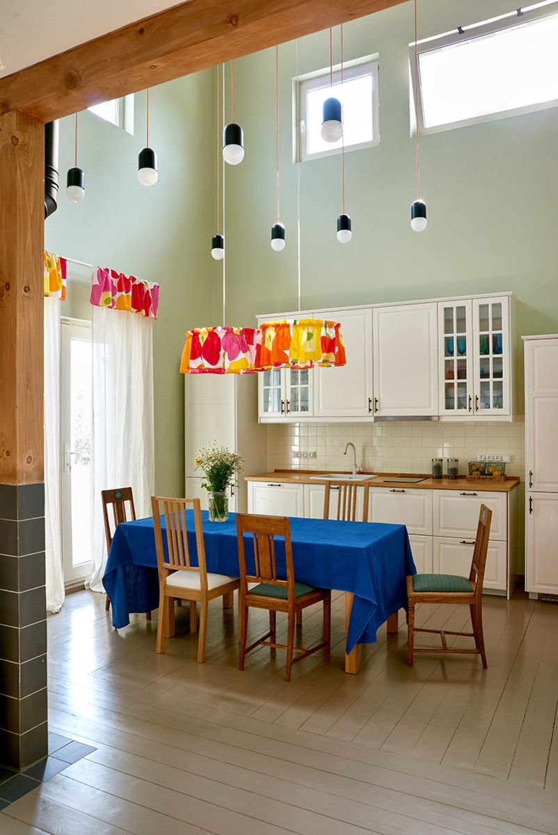 Houzz тур: Бюджетная дача с оранжевыми дверями