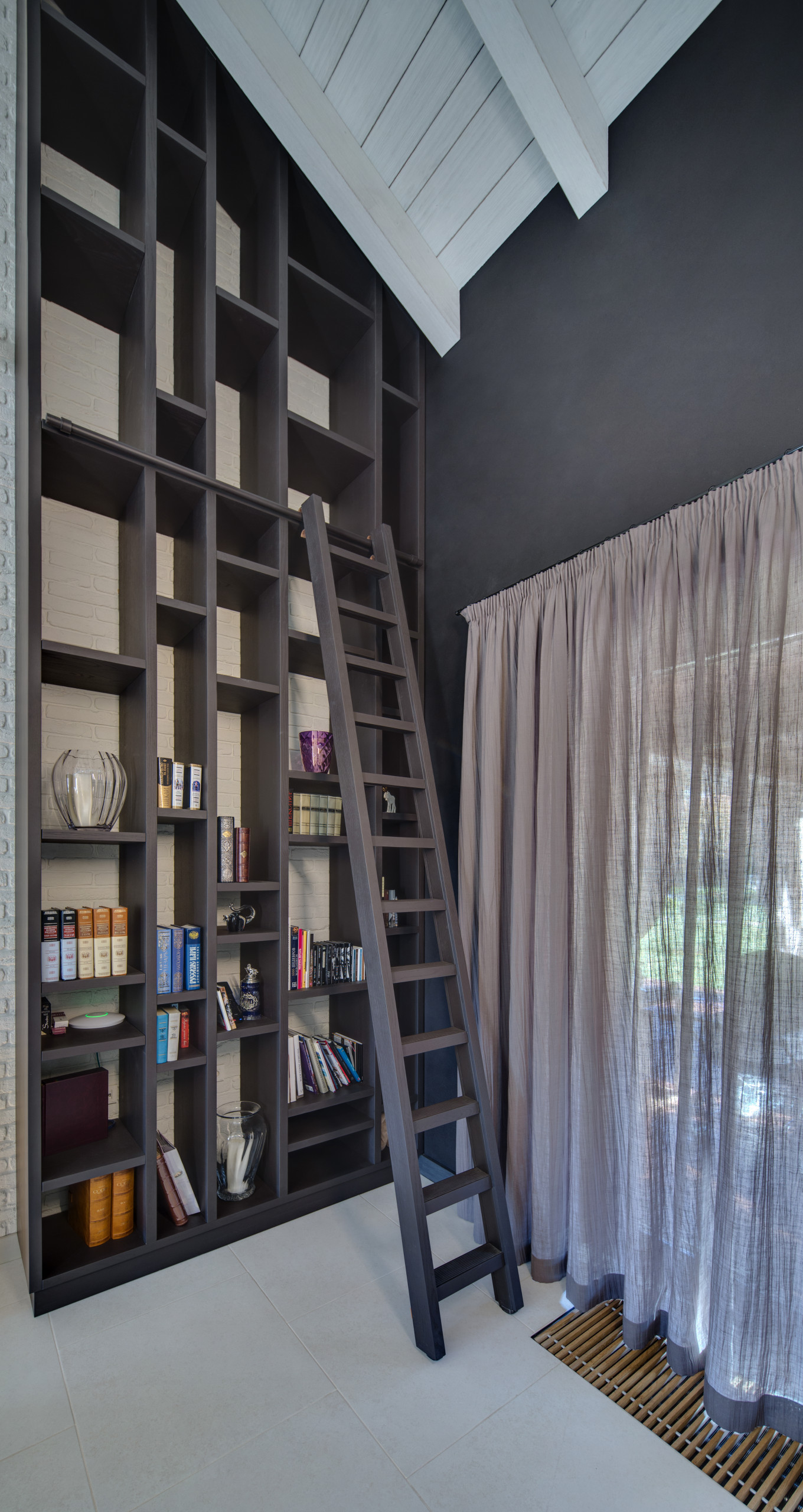 Houzz Украина: Дом с гардеробной под крышей для молодой семьи