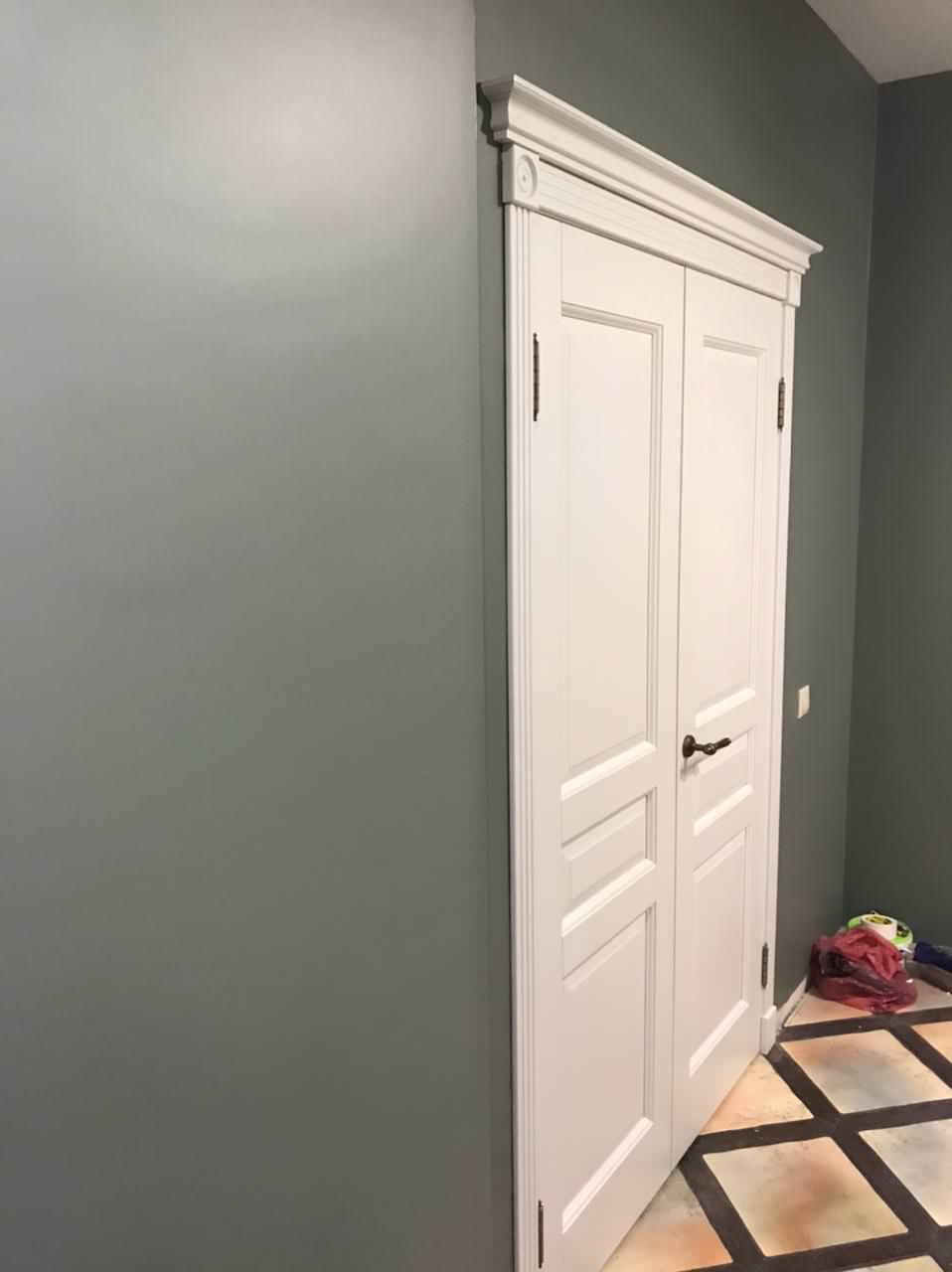 Поставка межкомнатных дверей из массива ольхи, модель "Валенсия" белая эмаль