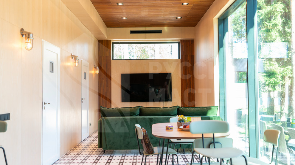 Гостевой дом: фасад из скандинавской доски, рейки из тика и шпонированные панели