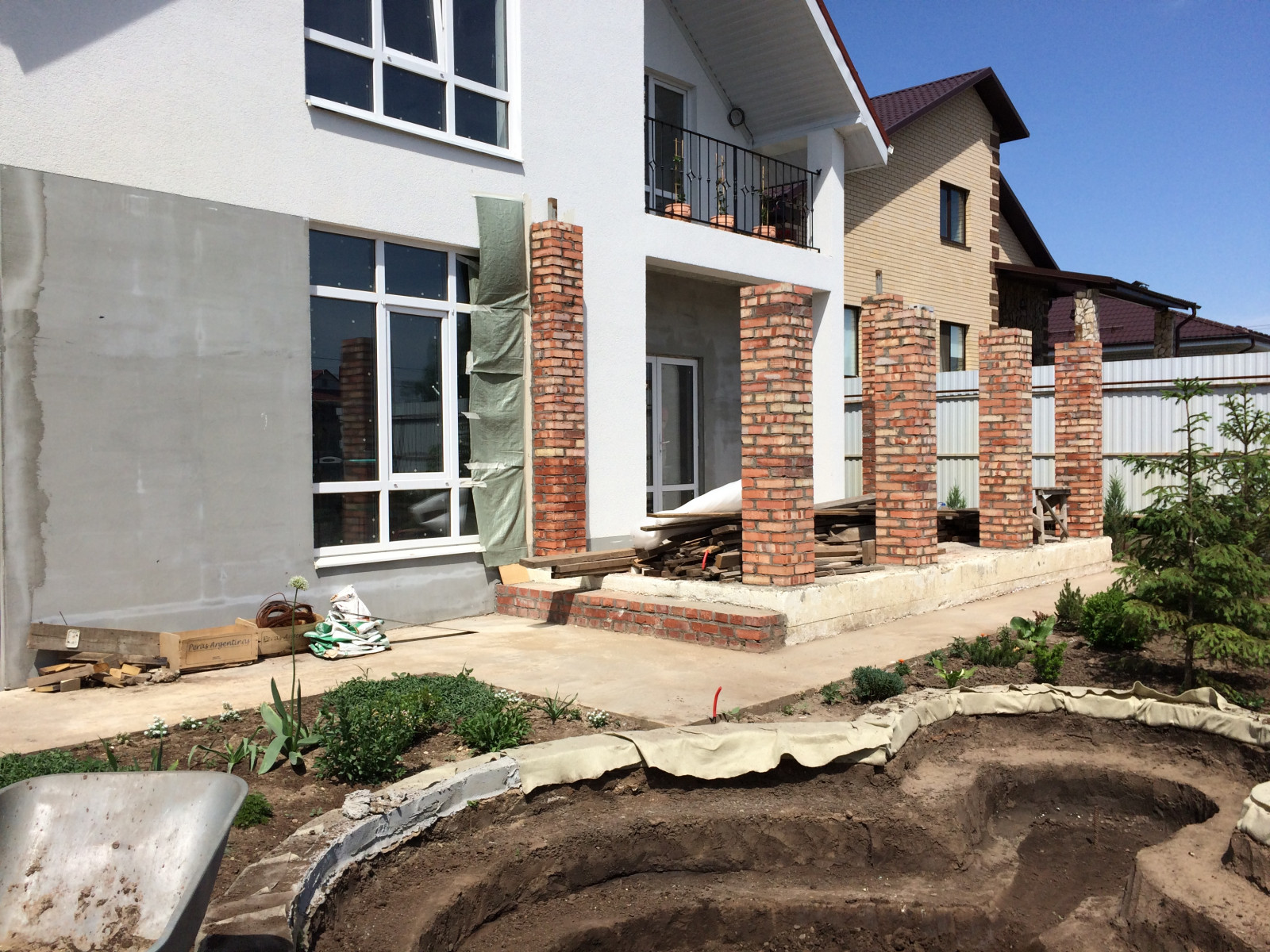 Садовый пруд с мостиком