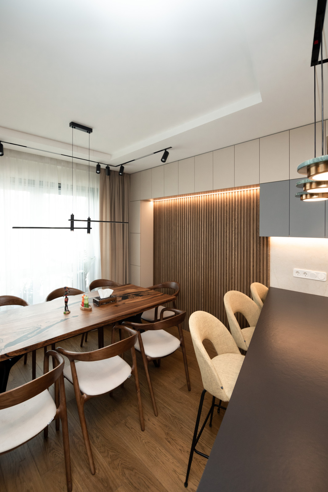 Современная кухня-гостиная с необычной барной стойкой и ТВ-зоной