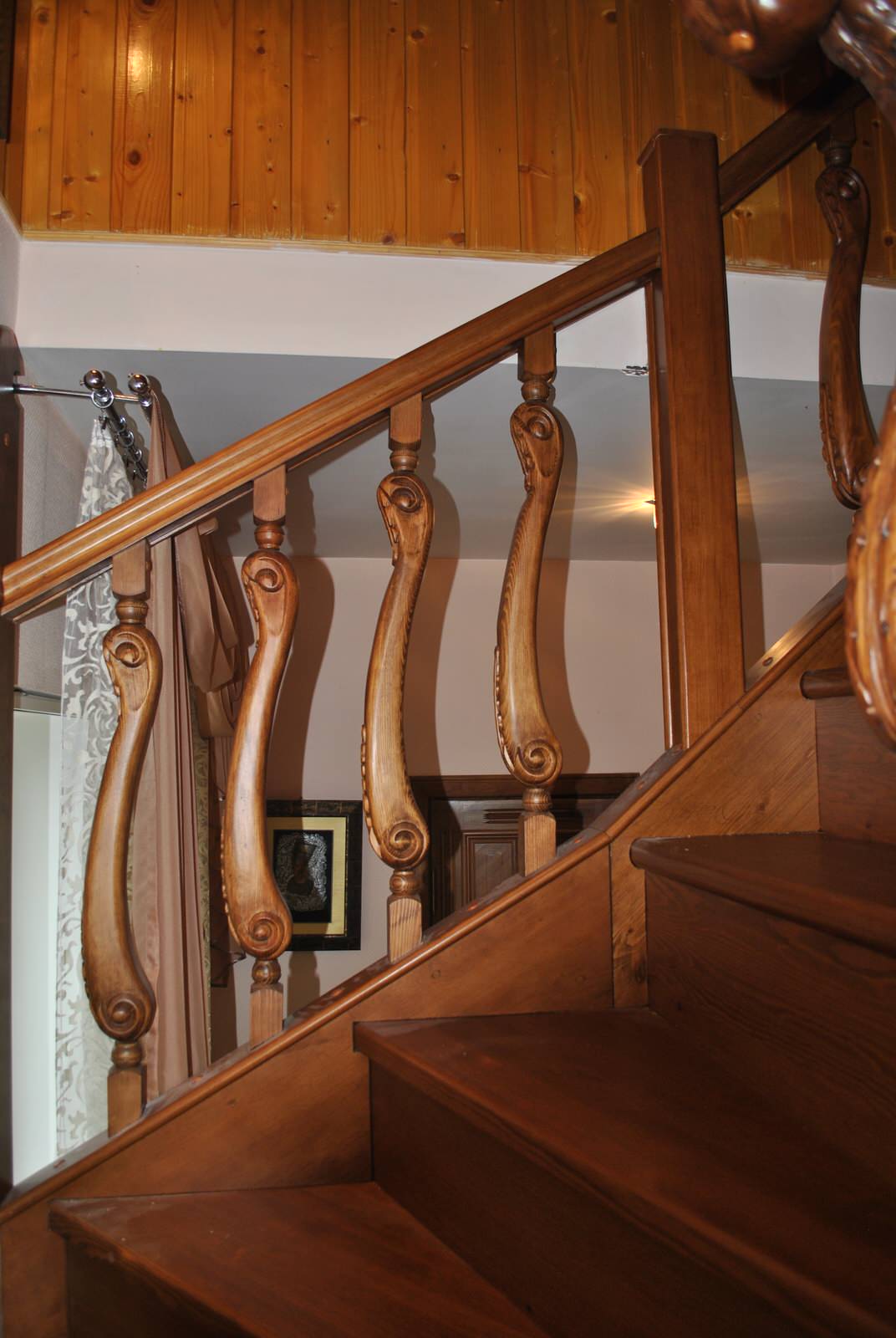 Деревянная лестница из сосны . Отделка бейц и лак HES.