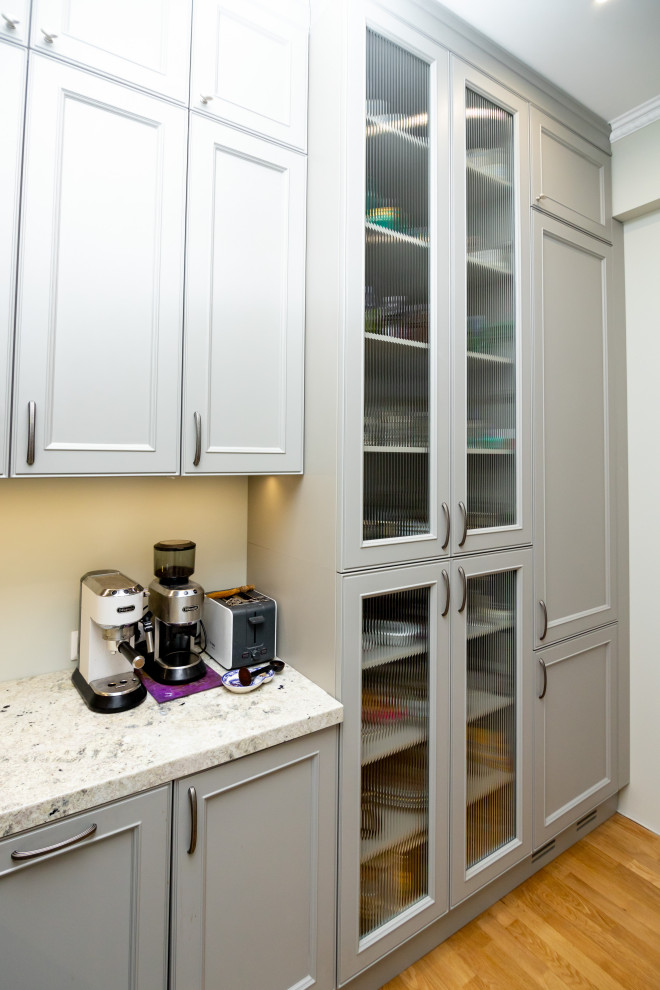 Светло-серая кухня в классическом стиле