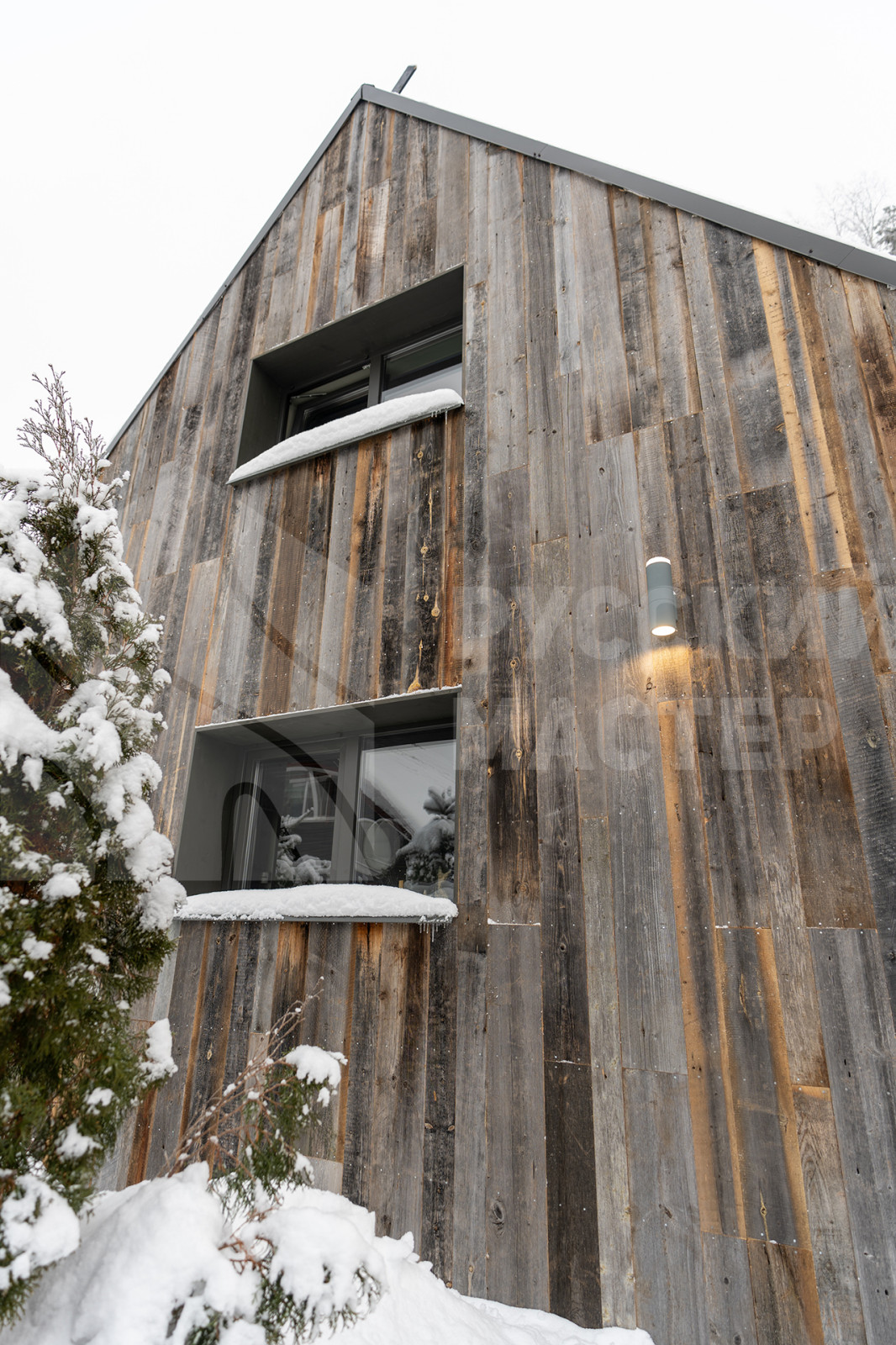 Обложка проекта: Современная баня в стиле барнхаус с отделкой из амбарной доски и доски Шале