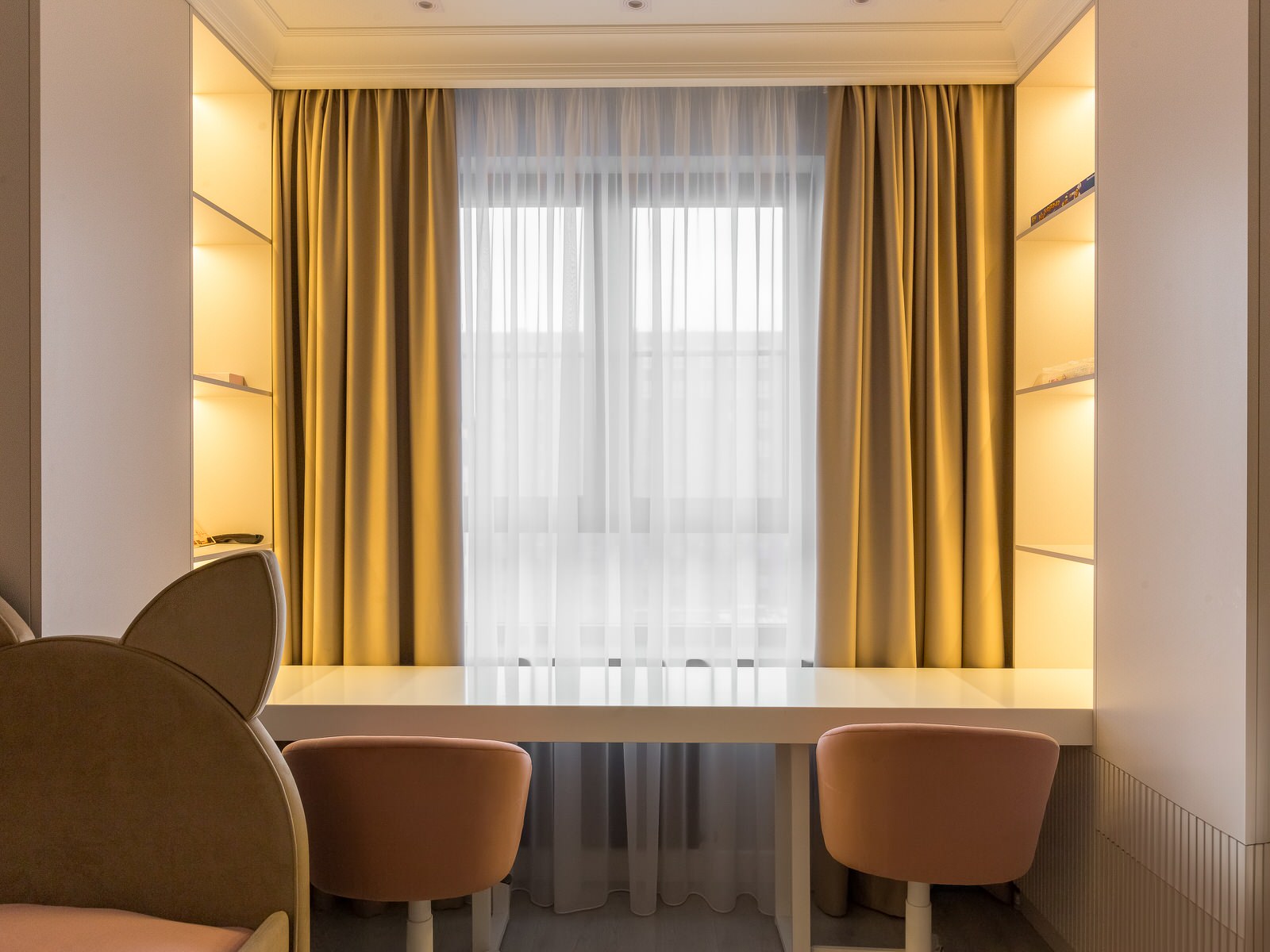 Письменные столы с индивидуальным зонированием для двух детей