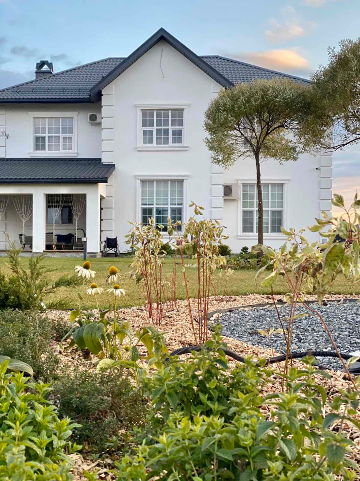 Сад вокруг белого дома