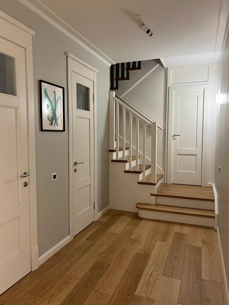 Деревянная лестница со встроенной кладовой