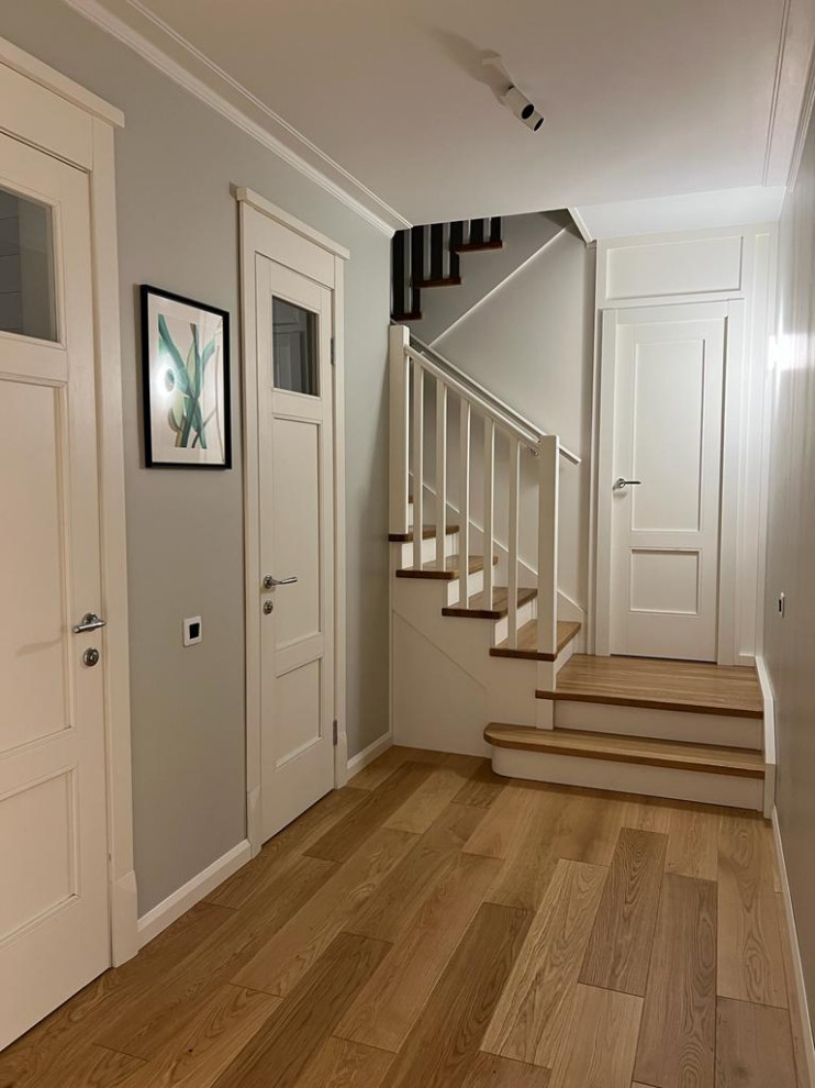 Деревянная лестница со встроенной кладовой