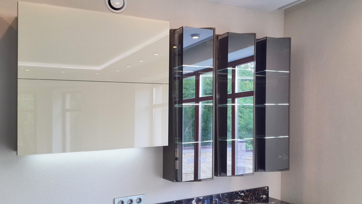 Кухонный гарнитур со стеклянными фасадами