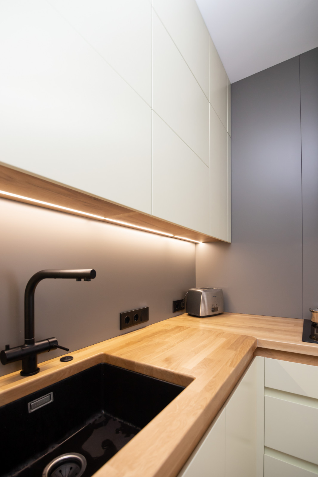 Компактная кухня-прихожая в современном стиле