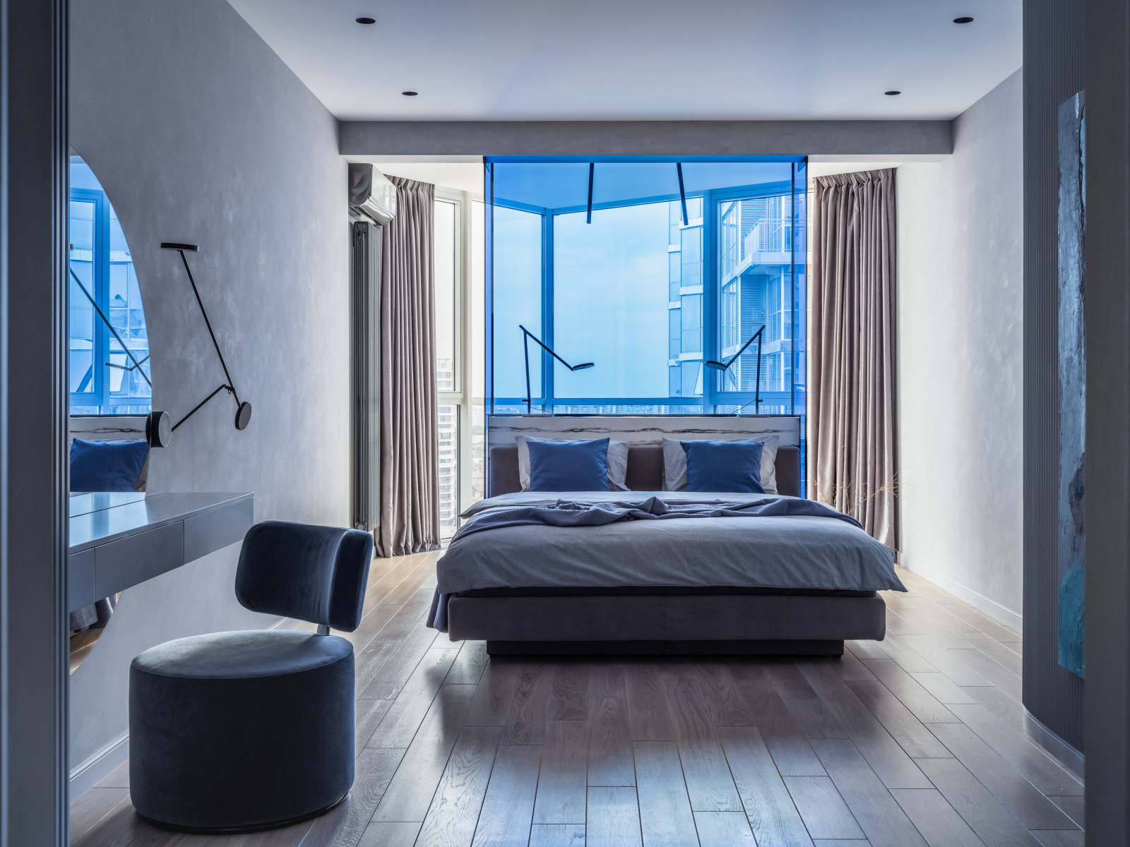 Фото реализованного проекта в современном стиле с яркими акцентами