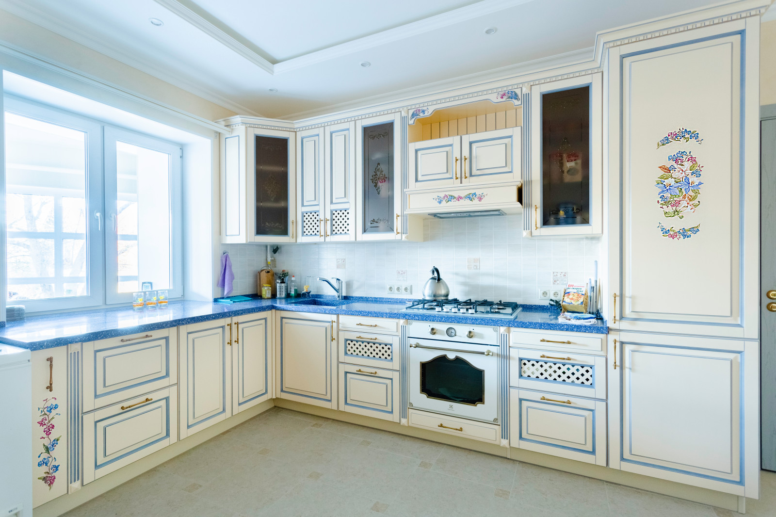 Кухонный гарнитур "Элина" крем с синей патиной