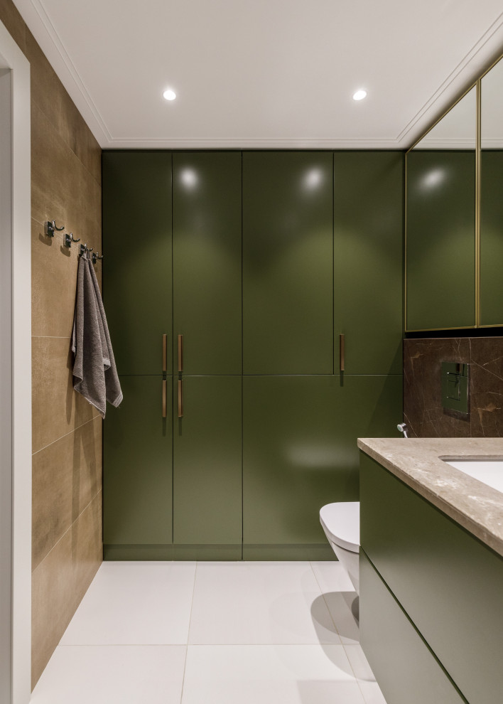 Двухуровневая квартира с лестницей из дерева и стекла