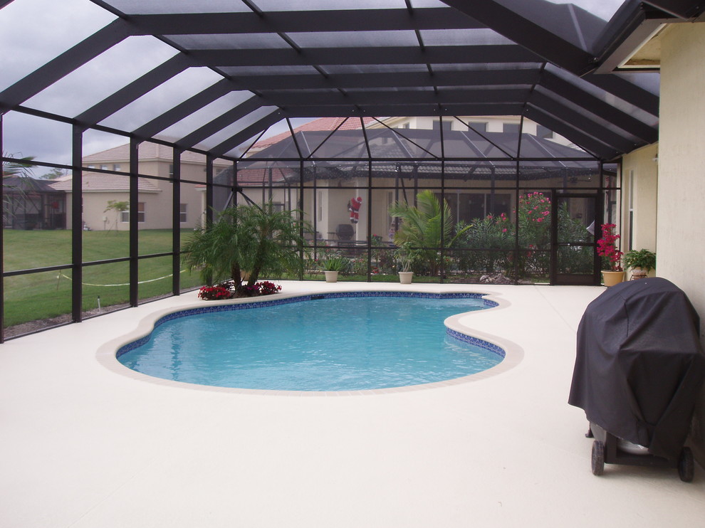 Вольер с навесом из поикарбоната для бассейна и патио