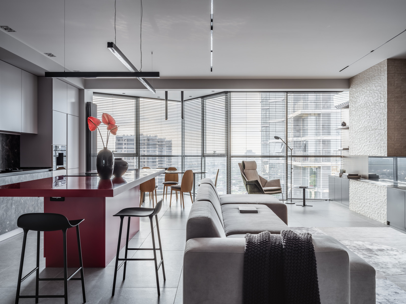 Фото реализованного проекта в современном стиле с яркими акцентами