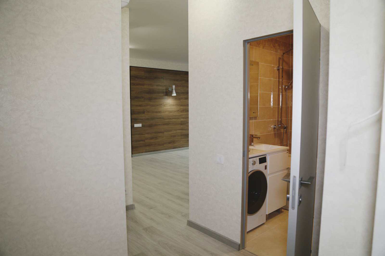 Вид на ванную комнату и кухню из прихожей