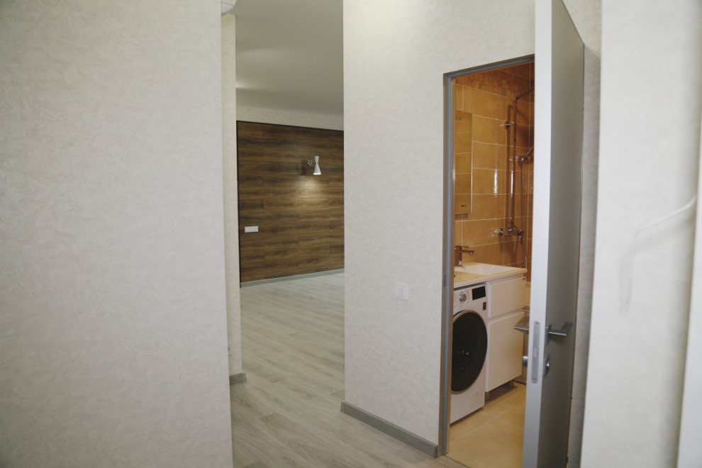 Вид на ванную комнату и кухню из прихожей