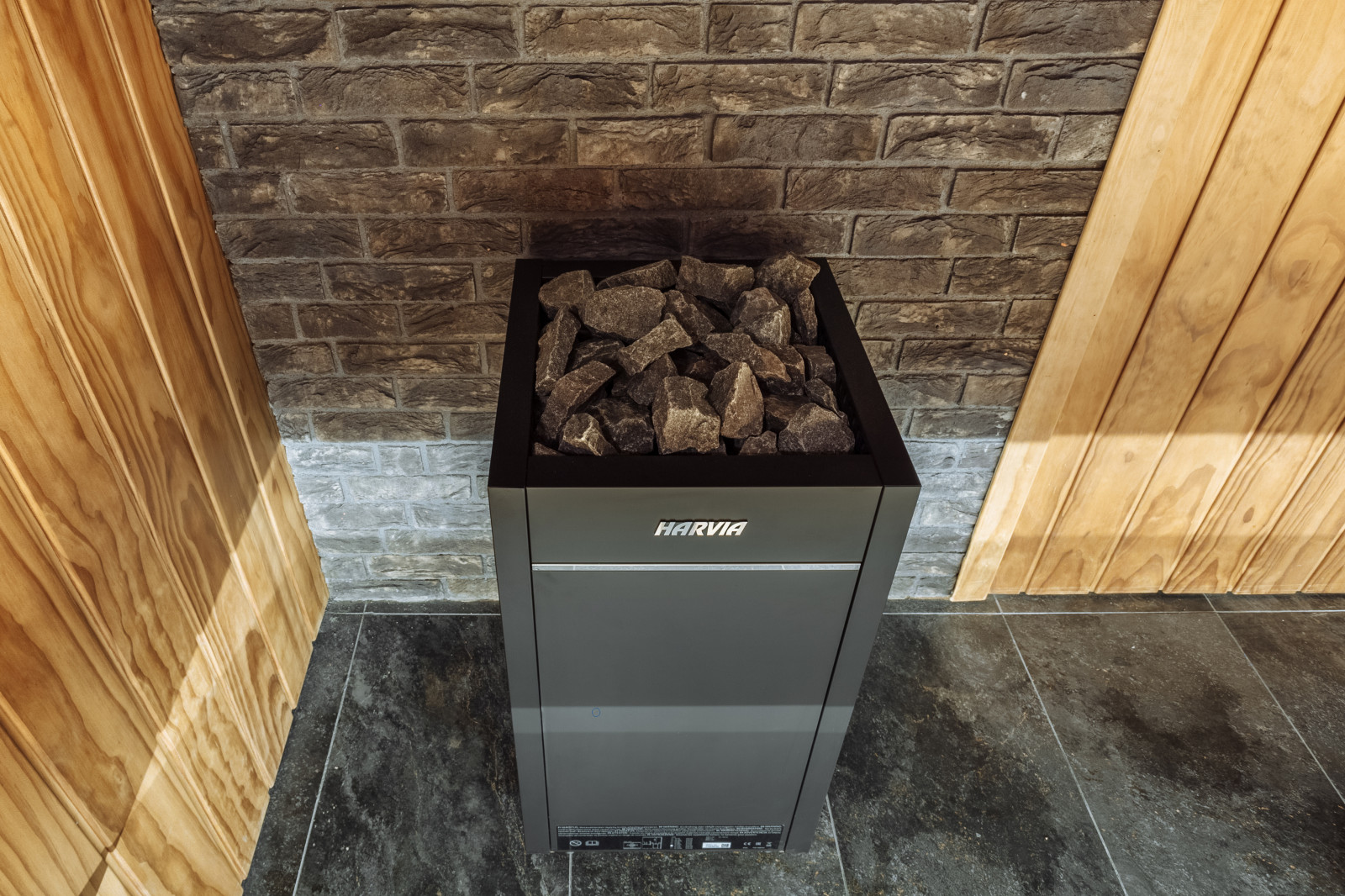 Сауна с бассейном в цоколе частного дома.