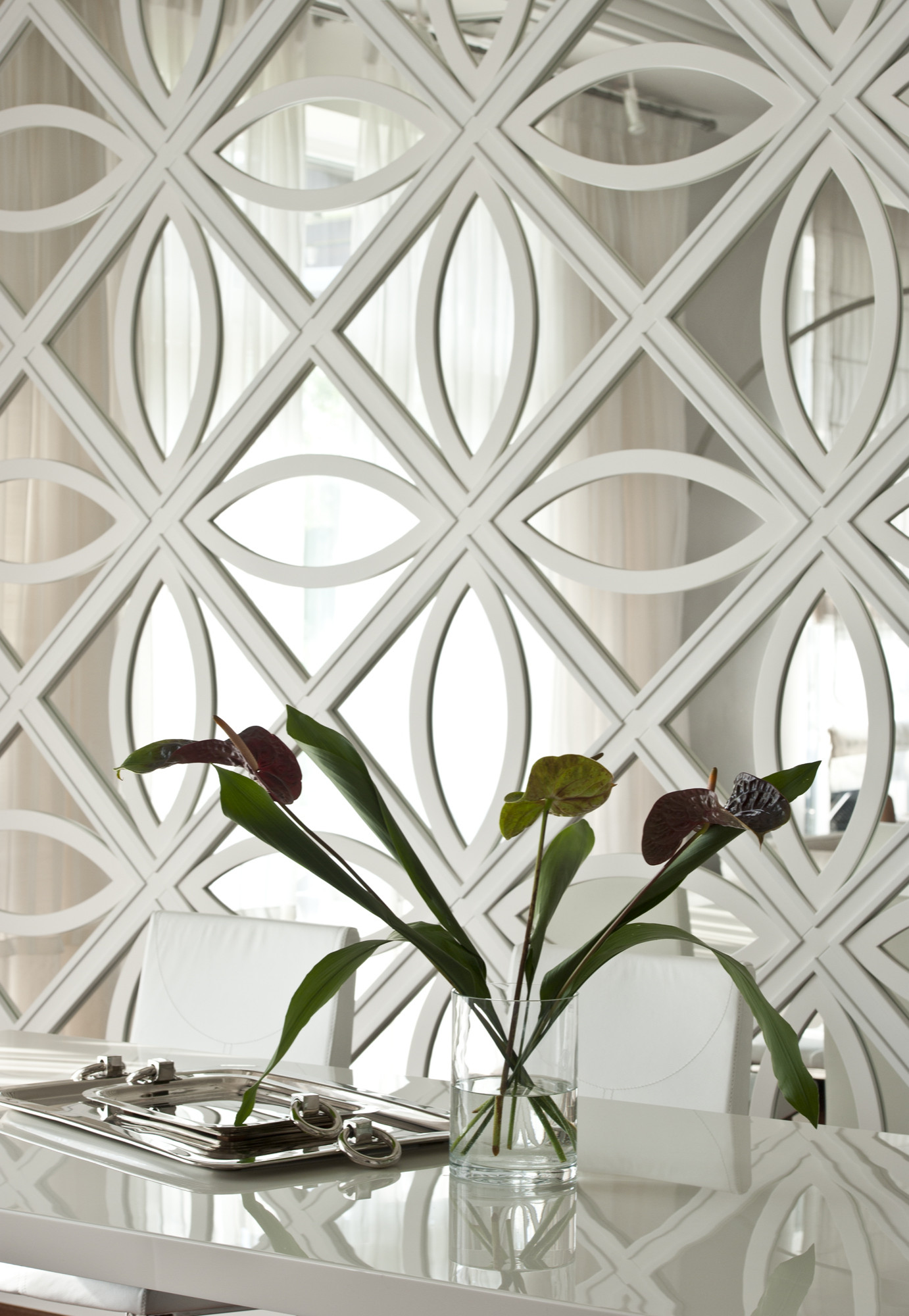 Houzz тур: Союз противоположностей и эффектные обои в доме под Москвой