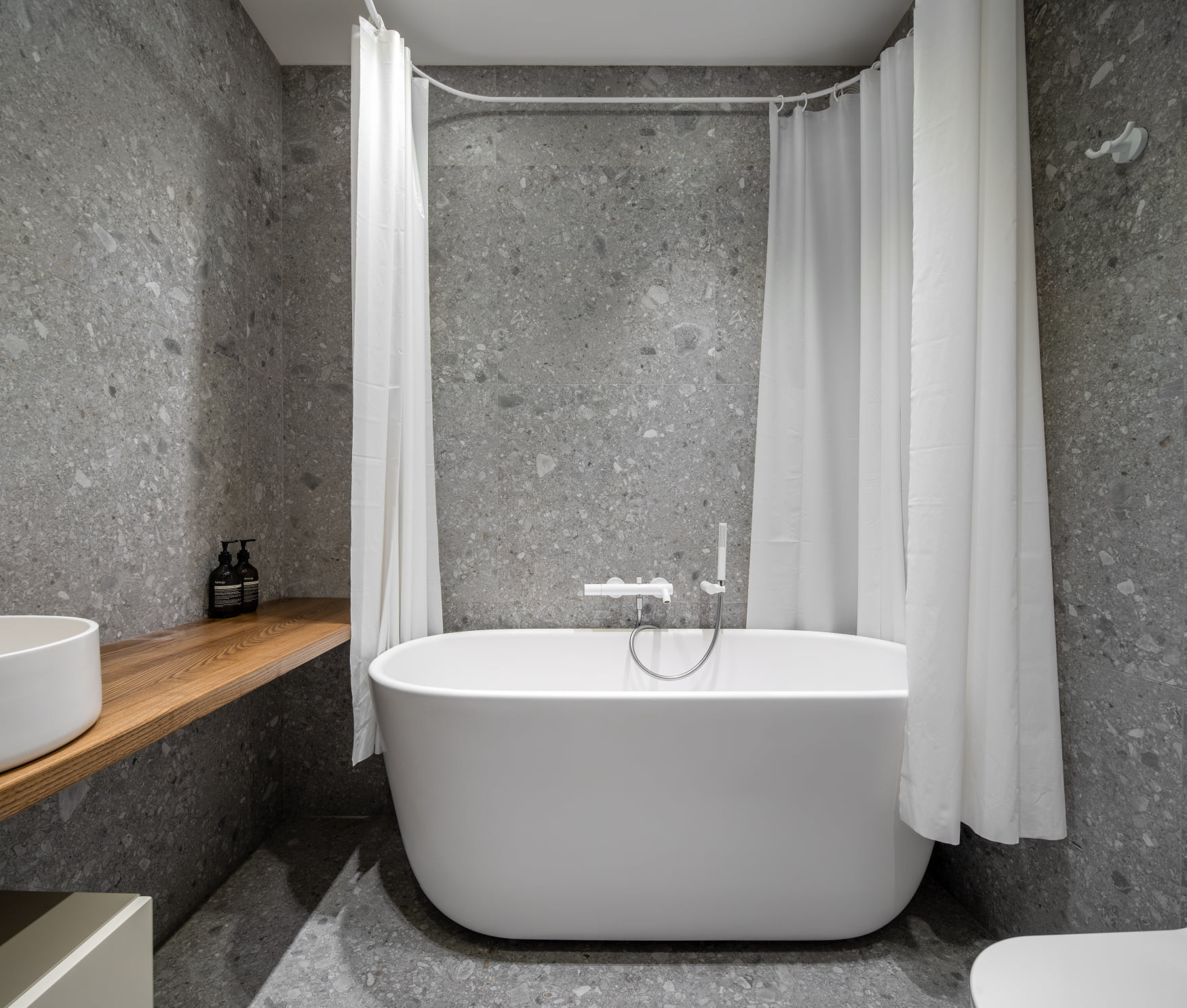 Houzz Украина: Двухуровневая квартира с латунным шкафом