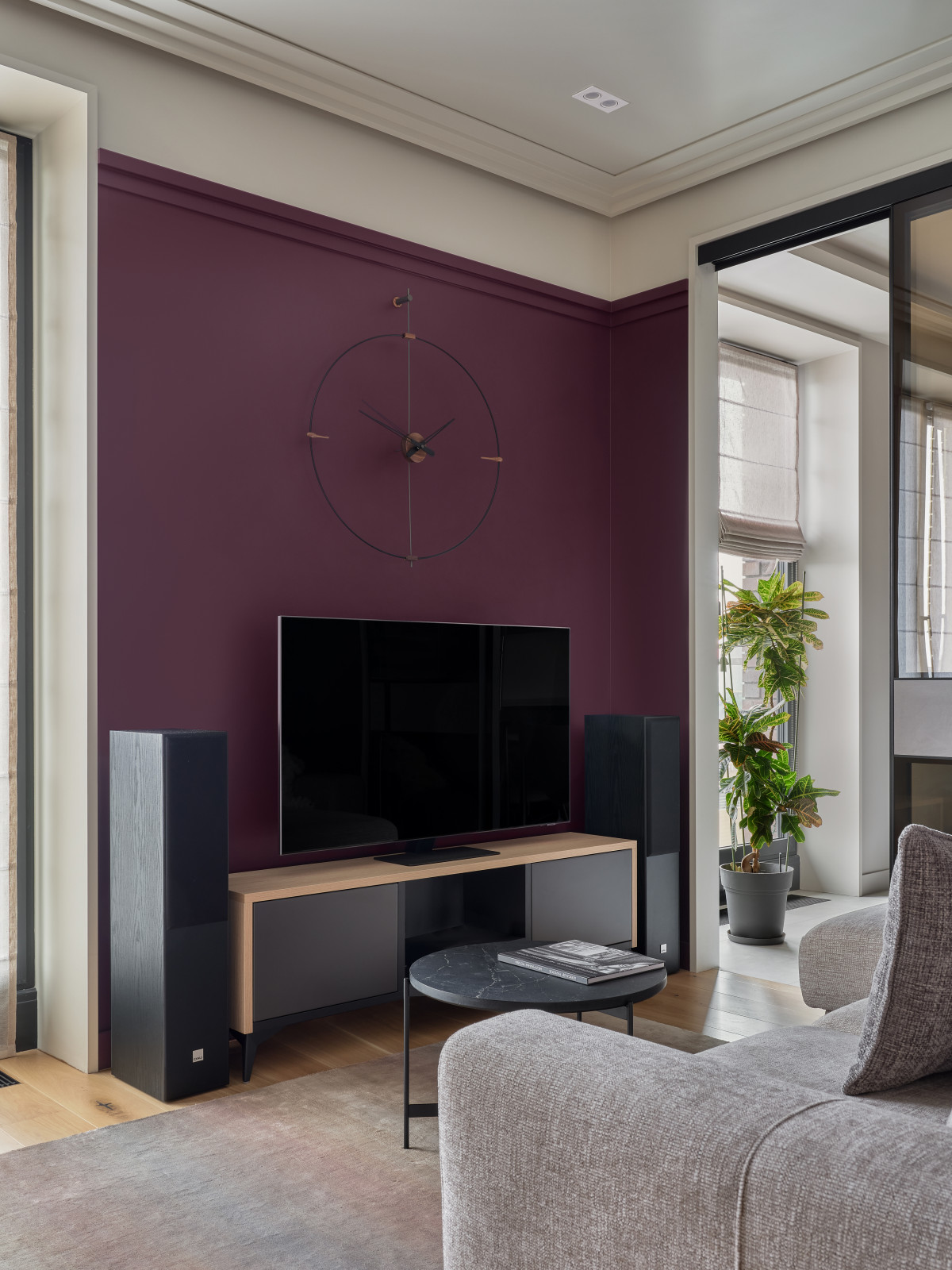 Современный интерьер с фиолетовыми акцентами