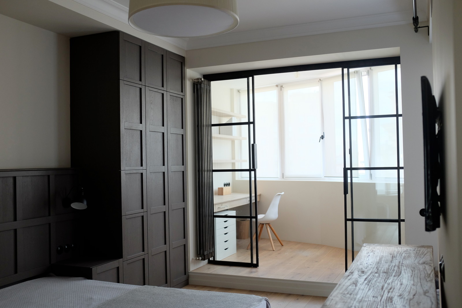 Перегородки из чёрного металла и стекла