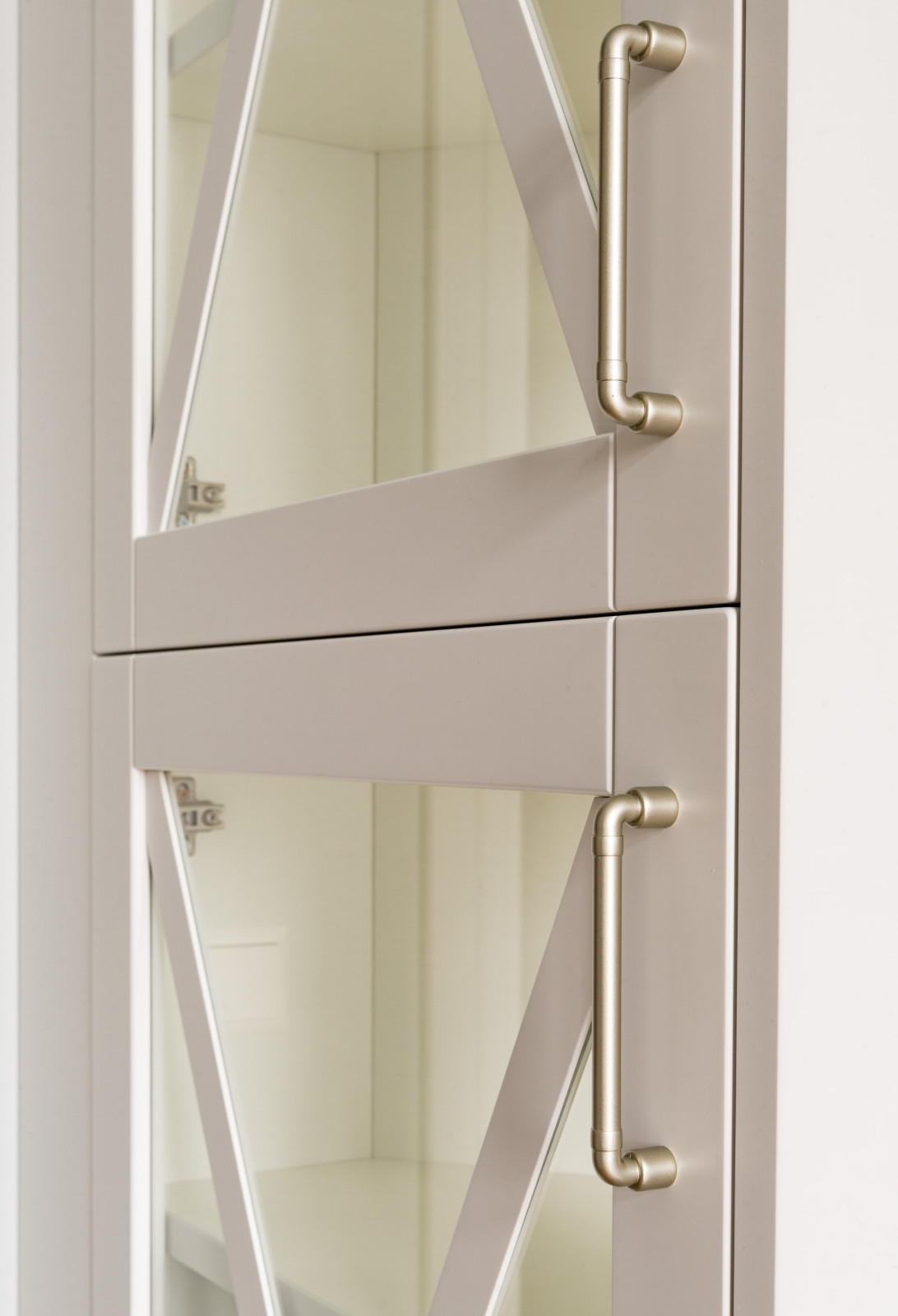 Шкафы и тумбы