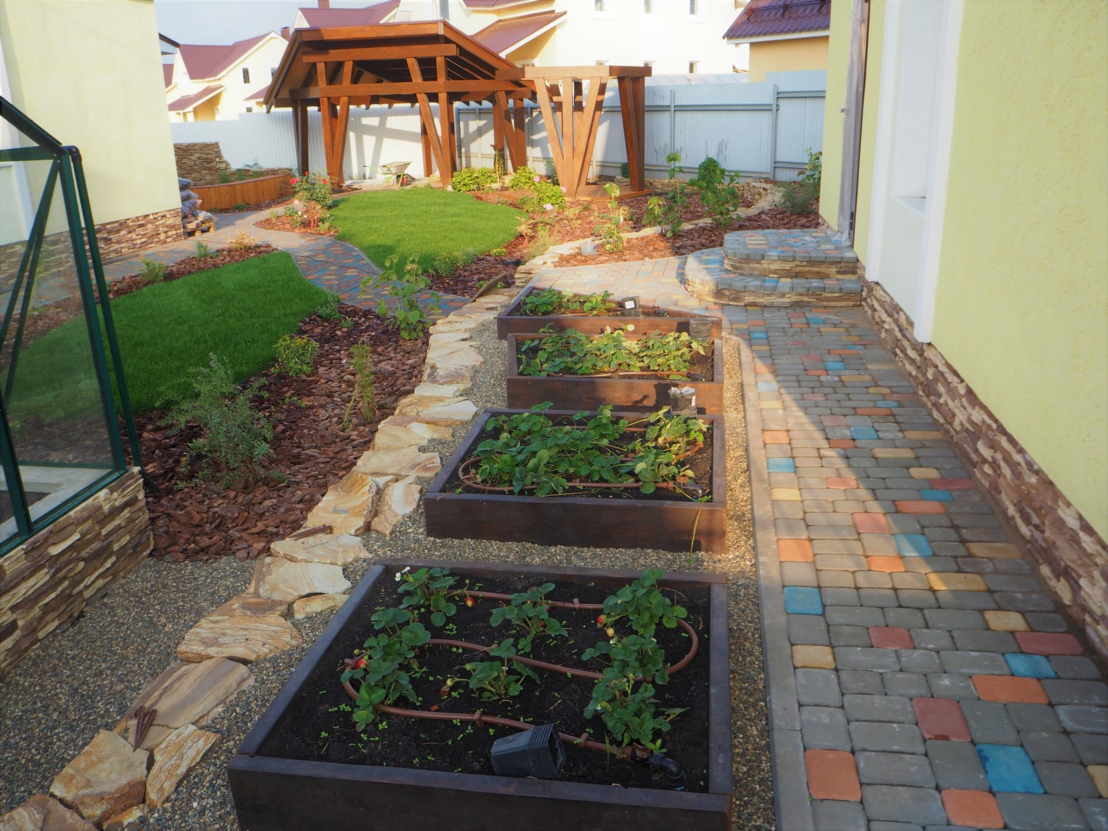 Натуральное дерево в саду