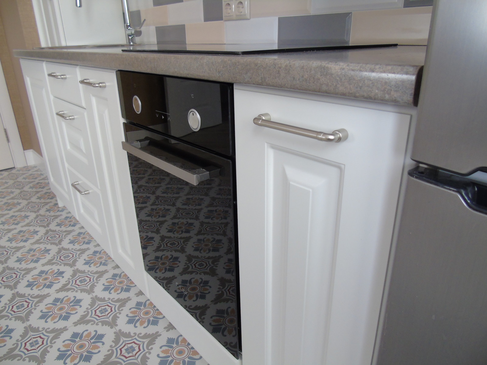 Обложка проекта: Белая кухня в квартире в Красногорске для заслуженного артиста России