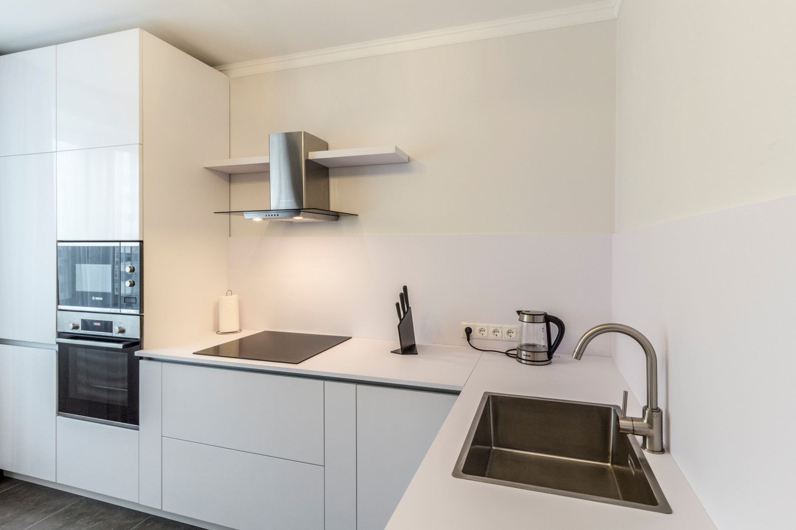 "Белый плен" Белая кухня с прямыми фасадами