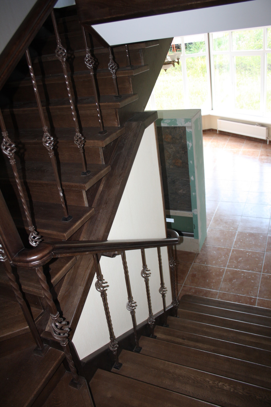 Дубовая лестница на бетонном основании