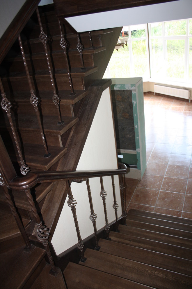 Дубовая лестница на бетонном основании