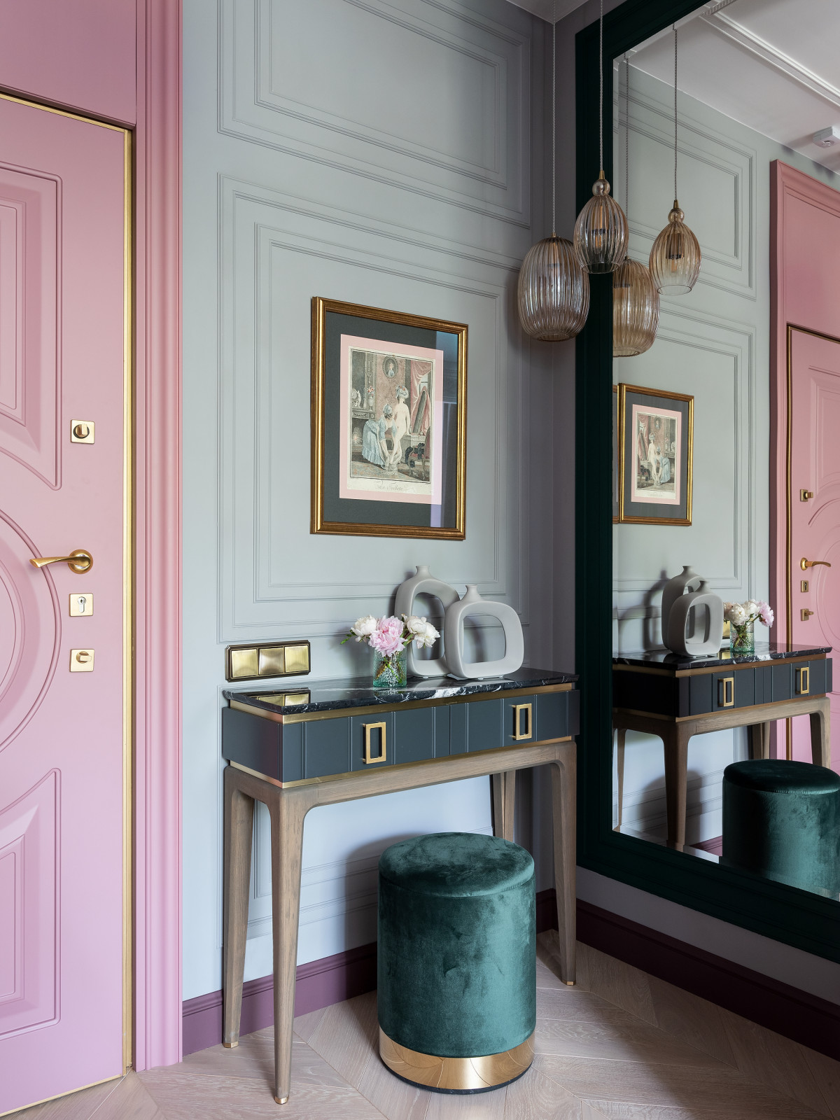 Изящная квартира в стиле неоклассики с гравюрами 18го века