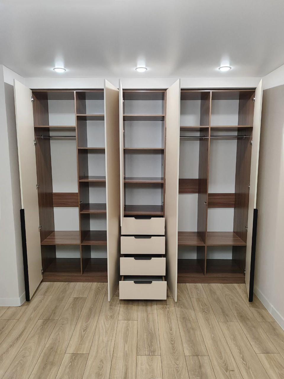 Встроенные распашные шкафы