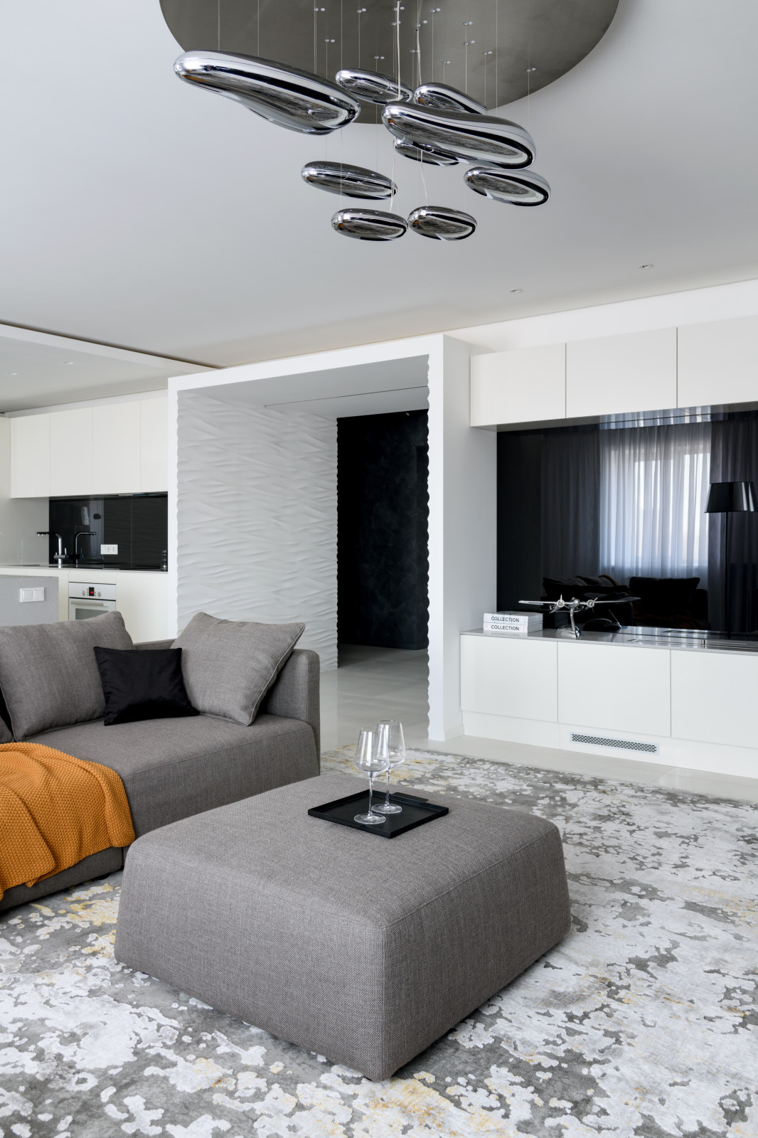 Стильная черно-белая квартира в Новосибирске