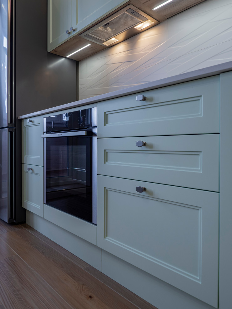 Нежная светло-мятная кухня в стиле неоклассика