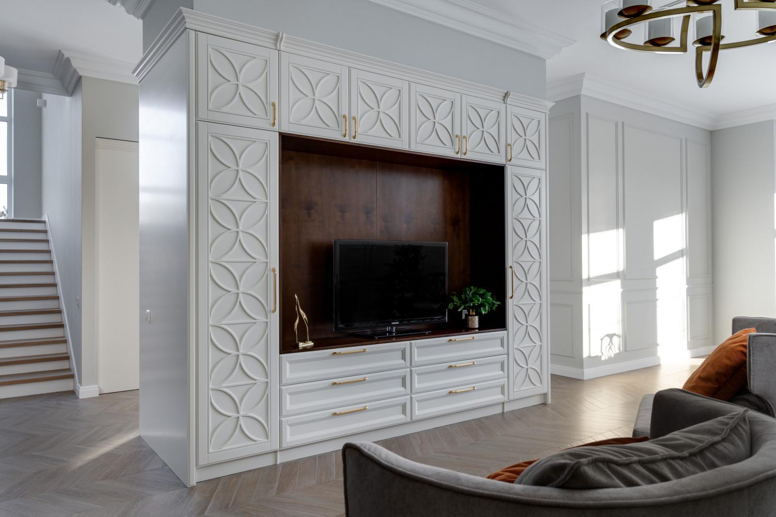 Просторная гостинная с функциональной мебелью