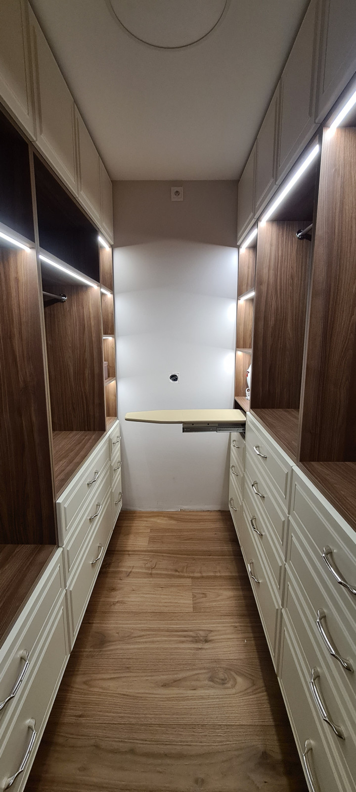 Гардеробная с гладильной доской