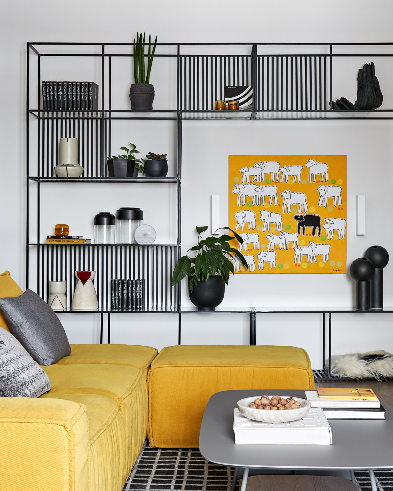 Яркая квартира с желтым диваном и голубой стеной в спальне