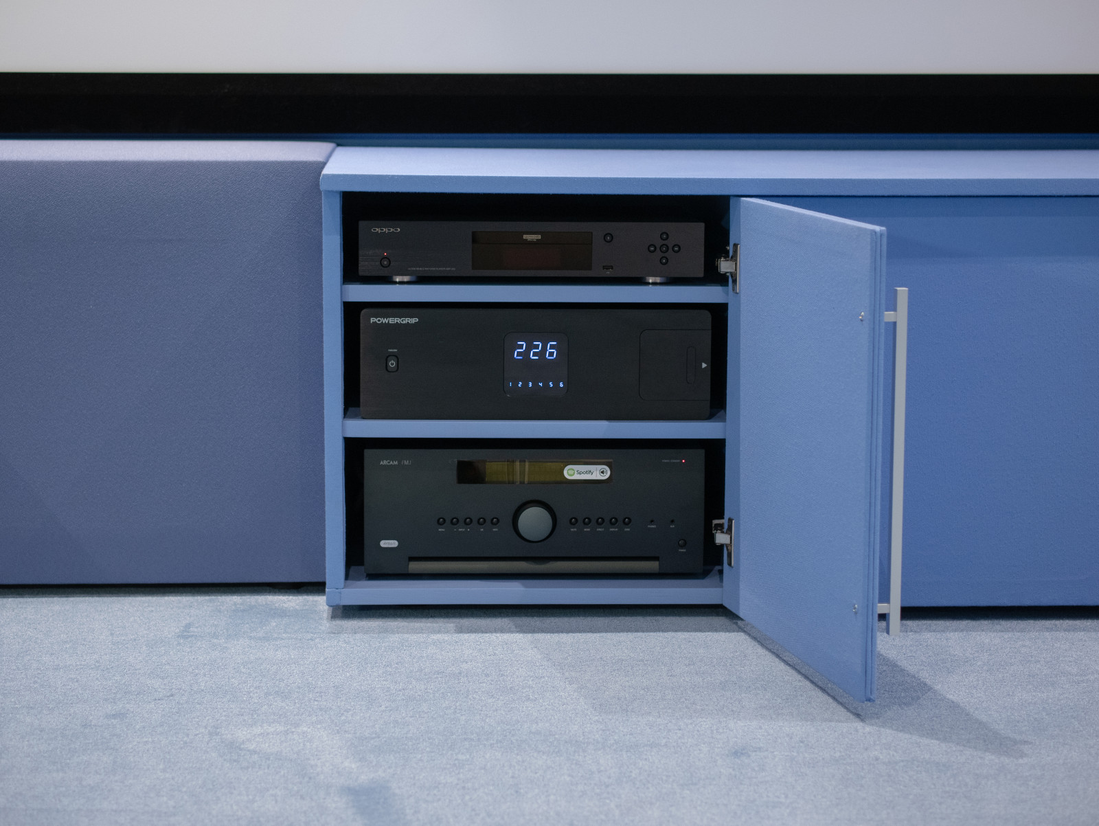 Домашний кинотеатр в мансарде