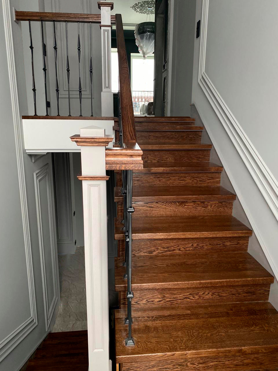 Современная лестница из дуба и металла с подсветкой