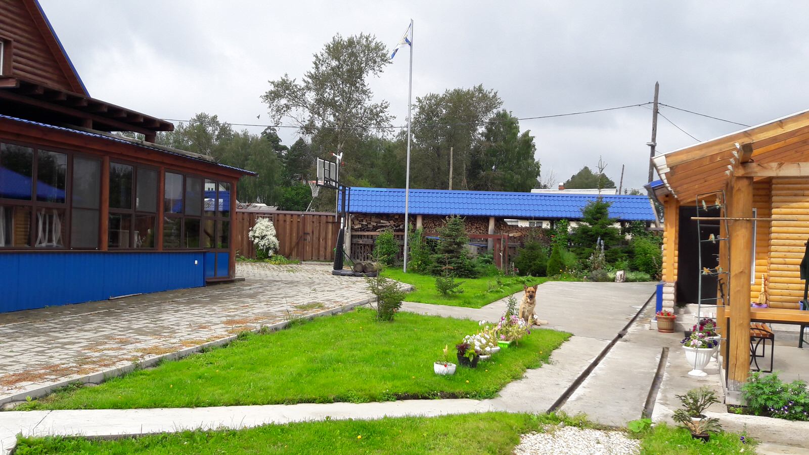 Обложка проекта: Деревянный дом с фасадом из металического сайдинга, баня с бассейном.