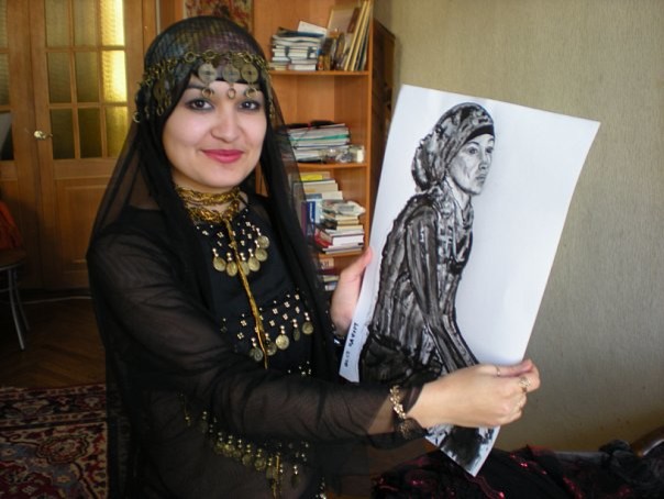 На фоне картин Лики Волчек